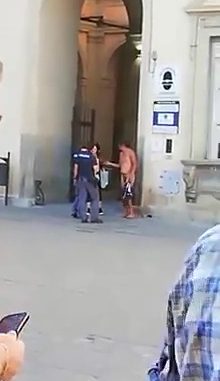 Città di Castello, nudo aggredisce poliziotti a spasso dopo la condanna