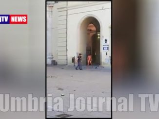 Nudo aggredisce due poliziotti in piazza Matteotti a Castello