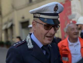 Ritrova portafogli con soldi e documenti, lo fa riconsegnare al proprietario