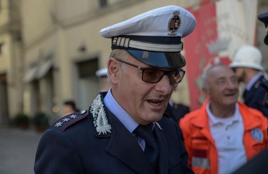 Ritrova portafogli con soldi e documenti, lo fa riconsegnare al proprietario