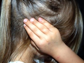 Marito e padre violento picchia la sua famiglia, arrestato dalla Polizia