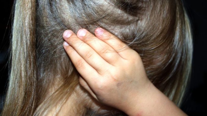 Marito e padre violento picchia la sua famiglia, arrestato dalla Polizia