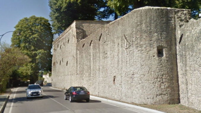 Lanciano sassi sulle auto di passaggio, succede a Città di Castello