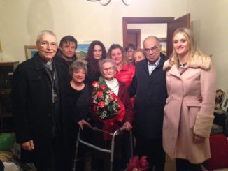 Sindaco e vescovo alla festa di compleanno di nonna Luisa 107 anni