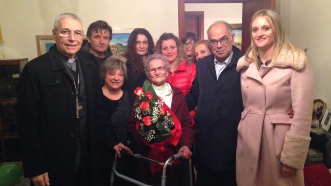 Sindaco e vescovo alla festa di compleanno di nonna Luisa 107 anni