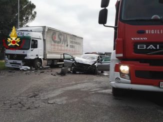 Incidente a Città di Castello, scontro tra mezzo pesante e auto, un ferito grave