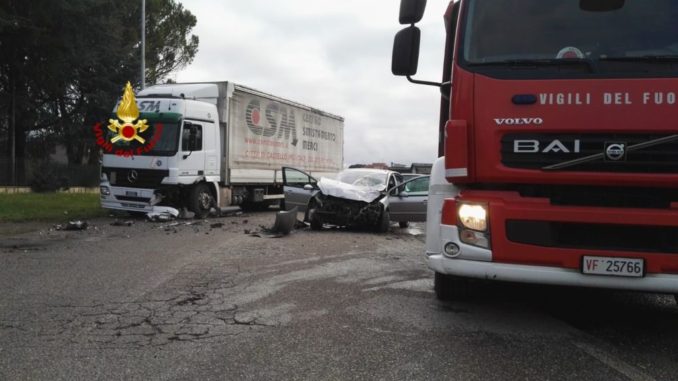 Incidente a Città di Castello, scontro tra mezzo pesante e auto, un ferito grave