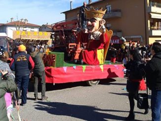 La sfilata di re Dodone e Carnevale in piazza a Città di Castello