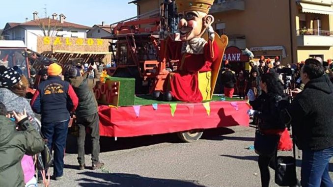 La sfilata di re Dodone e Carnevale in piazza a Città di Castello