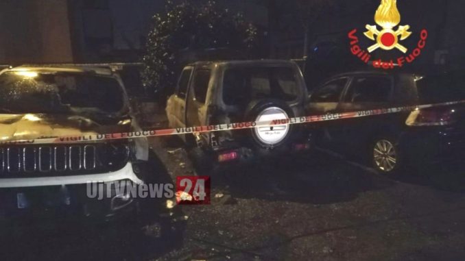 Incendio nella notte, auto va a fuoco ma le fiamme ne danneggiano altre 2