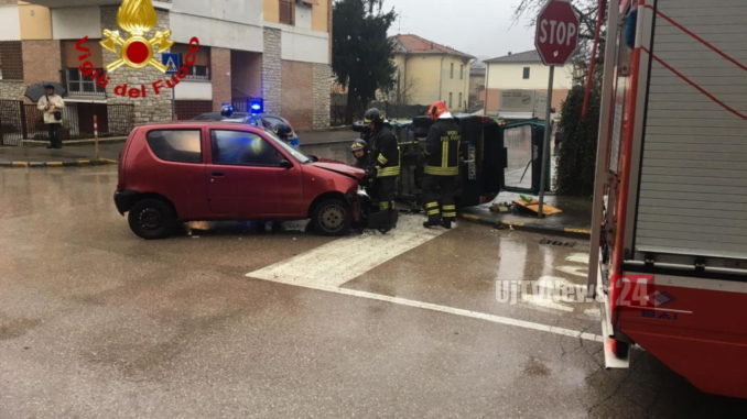 Due feriti lievi due auto coinvolte incidente stradale a Città di Castello