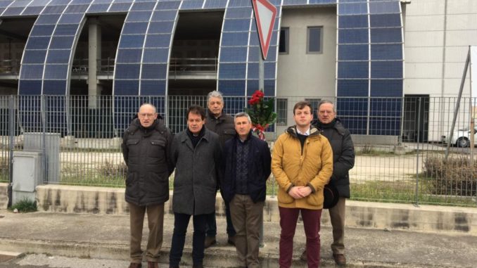 Un mazzo di rose rosse in Martiri delle foibe a Città di Castello