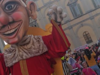 Carri e maschere per il carnevale in piazza di Città di Castello