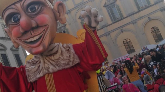 Carri e maschere per il carnevale in piazza di Città di Castello