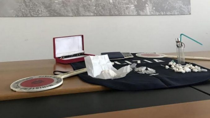 Consegnava droga a domicilio Polizia arresta spacciatore e ne denuncia 5