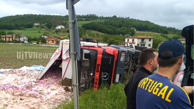 Camion di gelati, da smaltire, si ribalta tra Città di Castello e Lerchi