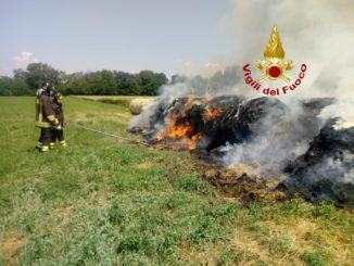 Selci Lama, a fuoco alcune rotoballe di paglia, vigili del fuoco sul posto