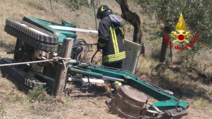 Incidente sul lavoro si ribalta mezzo, operaio muore in ospedale Incidente sul lavoro si ribalta mezzo, operaio muore in ospedale