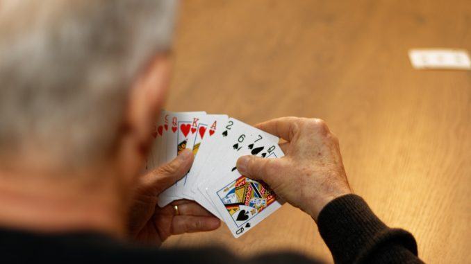 Giocano a carte e litigano, 71enne in ospedale, c'è un fermato