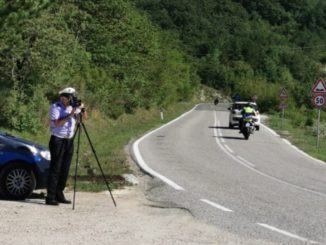 Polizia locale sulla Strada Apecchiese, controlli sulla velocità dei veicoli e moto