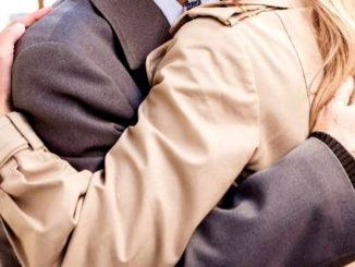 Anziano scippato al cimitero, lo abbraccia e gli ruba la collana