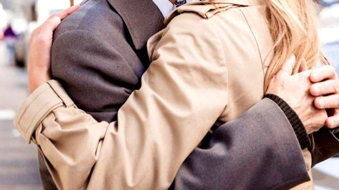 Anziano scippato al cimitero, lo abbraccia e gli ruba la collana