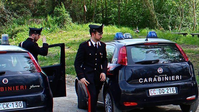 Stava per strangolare la madre di 82 anni arrestato per tentato omicidio