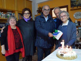 Nonna Luisa Zappitelli compie 108 anni, il sindaco le regala la costituzione e il tricolore