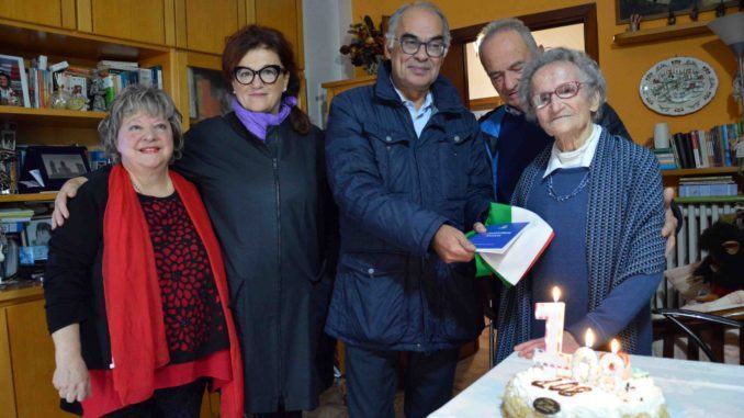 Nonna Luisa Zappitelli compie 108 anni, il sindaco le regala la costituzione e il tricolore