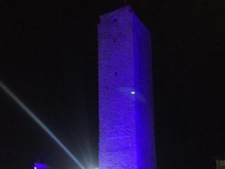 Torre civica illuminata di blu per la giornata mondiale del diabete