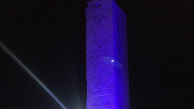 Torre civica illuminata di blu per la giornata mondiale del diabete