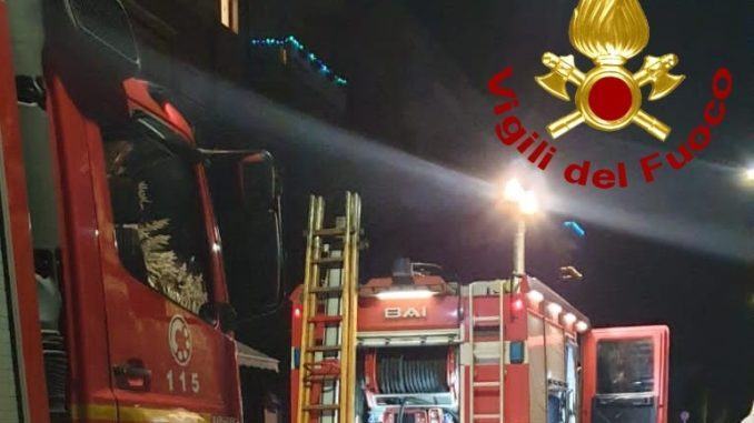 Incendio in garage a Lerchi, evacuate due persone dall'abitazione vicina