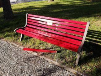 Atto vandalico ad una delle panchine rosse ad Umbertide