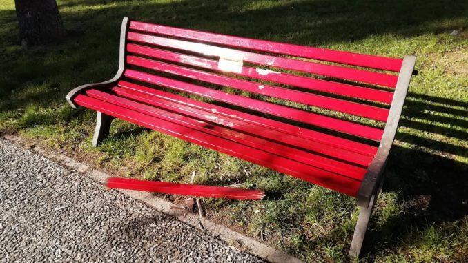 Atto vandalico ad una delle panchine rosse ad Umbertide