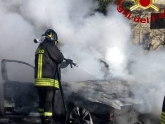 In Alto Tevere, auto divorata da un incendio a Badia Petroia di Castello