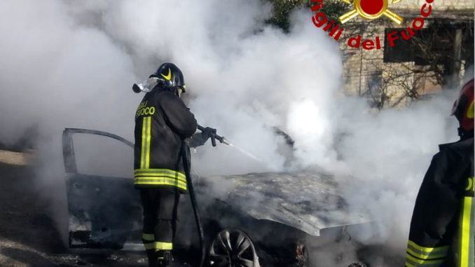 In Alto Tevere, auto divorata da un incendio a Badia Petroia di Castello