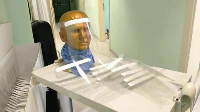 Coronavirus, imprenditori inventano visiere protettive e le donano all'ospedale