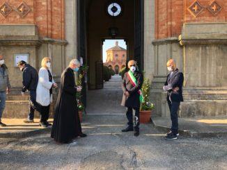fiori con fiocchi e drappi tricolore al Cimitero Monumentale di Castello
