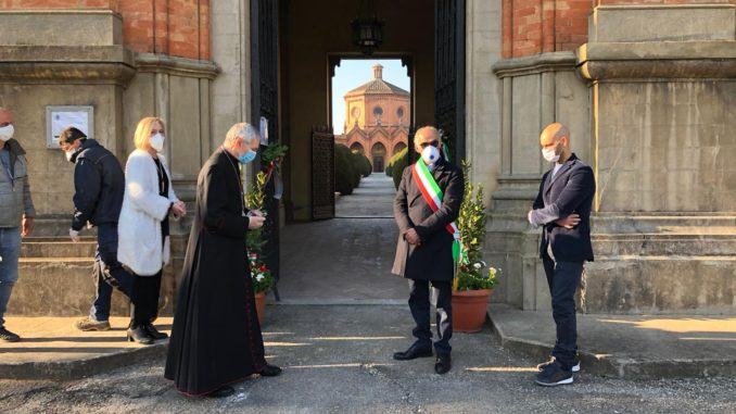 fiori con fiocchi e drappi tricolore al Cimitero Monumentale di Castello