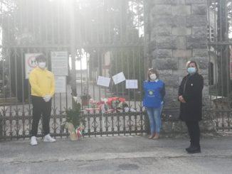 Calle bianche all'esterno dei cimiteri comunali in omaggio di tutti i defunti