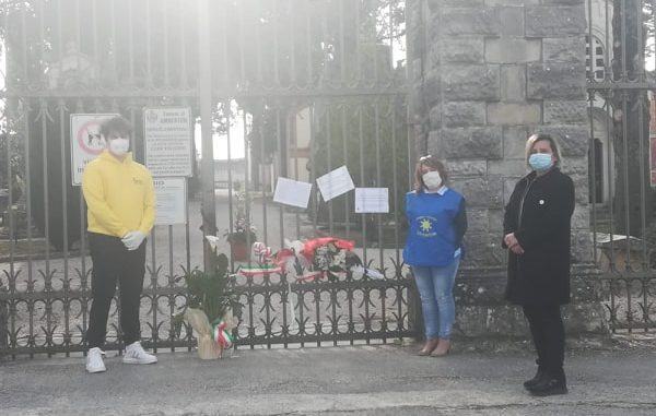 Calle bianche all'esterno dei cimiteri comunali in omaggio di tutti i defunti