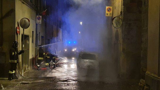 Incendio nella notte in via dei Casceri a Città di Castello