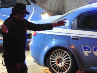 Picchia tutti, ubriaco fradicio, semina il panico, solo una denuncia per lui