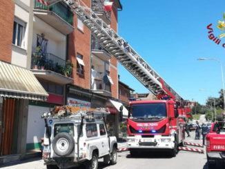Palazzina di 12 appartamenti, incendio contatori Enel, evacuate famiglie
