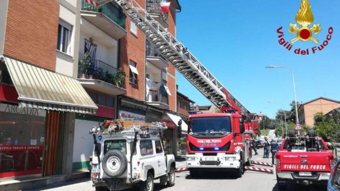 Palazzina di 12 appartamenti, incendio contatori Enel, evacuate famiglie