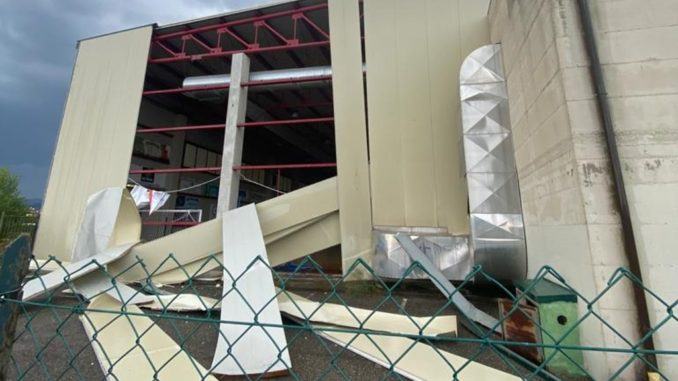 Tromba d'aria in Altotevere, crollo al palazzetto dello sport di Trestina