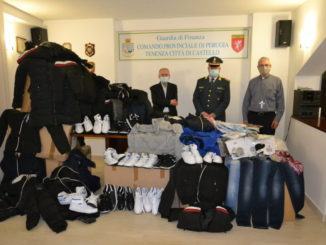 Oltre 1.000 capi d’abbigliamento sequestrati, donati in beneficenza dalla Finanza