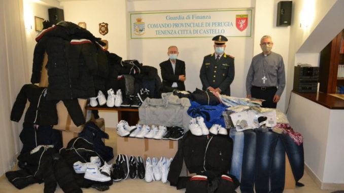 Oltre 1.000 capi d’abbigliamento sequestrati, donati in beneficenza dalla Finanza