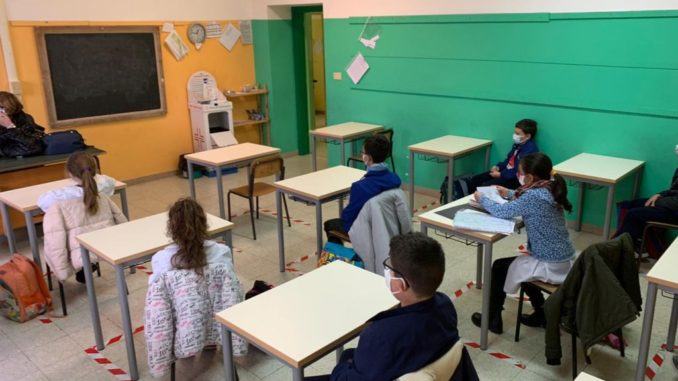 Montone: consegnati i banchi monoposto alla primaria Emma Smacchia