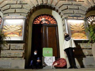 Città di Castello, teatro comunale acceso ieri sera in segno di speranza